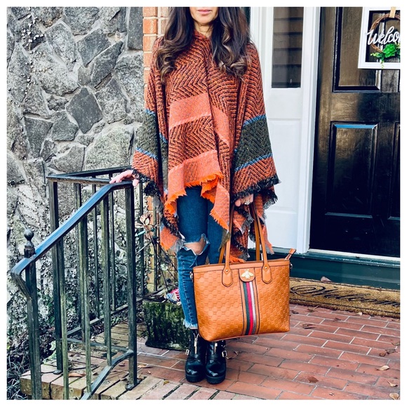 #27 BOHO FABULOUS HOODED ASYMMETRICAL PONCHO - Picture 2 of 7